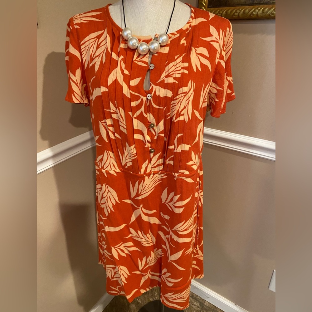 Loft short sleeve round neck w 5 gold buttons to waist M
